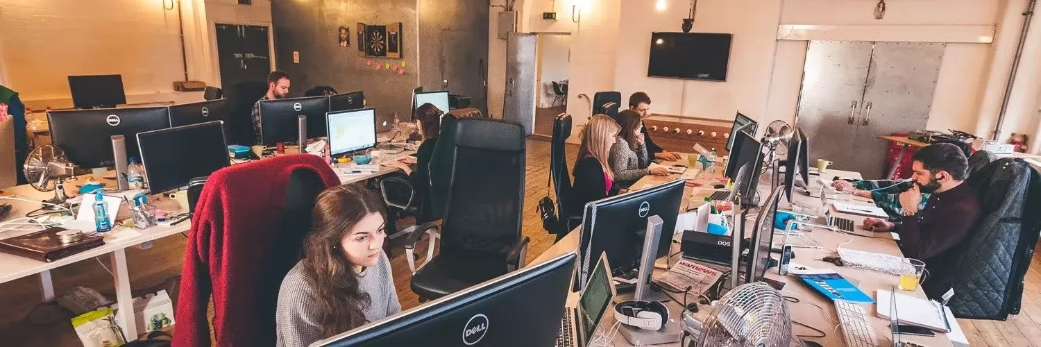 Gazioğlu Yazılım ekibi ofiste birlikte çalışırken